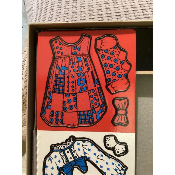 2017 Holly Hobbie Colorforms Classics Dress Up Set Toy Paper Doll with 4 Outfits - Picture 14 of 16